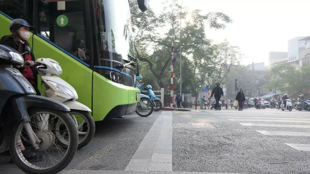 Tại ngã tư Văn Miếu - Tôn Đức Thắng, thay vì những hình ảnh phương tiện tham gia giao thông dừng lộn xộn, vượt đèn đỏ như thường lệ, thì nay người dân đã có ý thức dừng ngay ngắn sau vạch. (Ảnh: Thành Long) Tại ngã tư Văn Miếu - Tôn Đức Thắng, thay vì những hình ảnh phương tiện tham gia giao thông dừng lộn xộn, vượt đèn đỏ như thường lệ, thì nay người dân đã có ý thức dừng ngay ngắn sau vạch. (Ảnh: Thành Long)