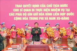 Trao quyết định cử 8 sĩ quan tham gia gìn giữ hòa bình Liên hợp quốc tại Trung Phi và Nam Sudan