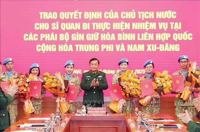 Thượng tướng Hoàng Xuân Chiến, Thứ trưởng Bộ Quốc phòng trao Quyết định của Chủ tịch nước cho các sĩ quan. Ảnh: Trọng Đức - TTXVN