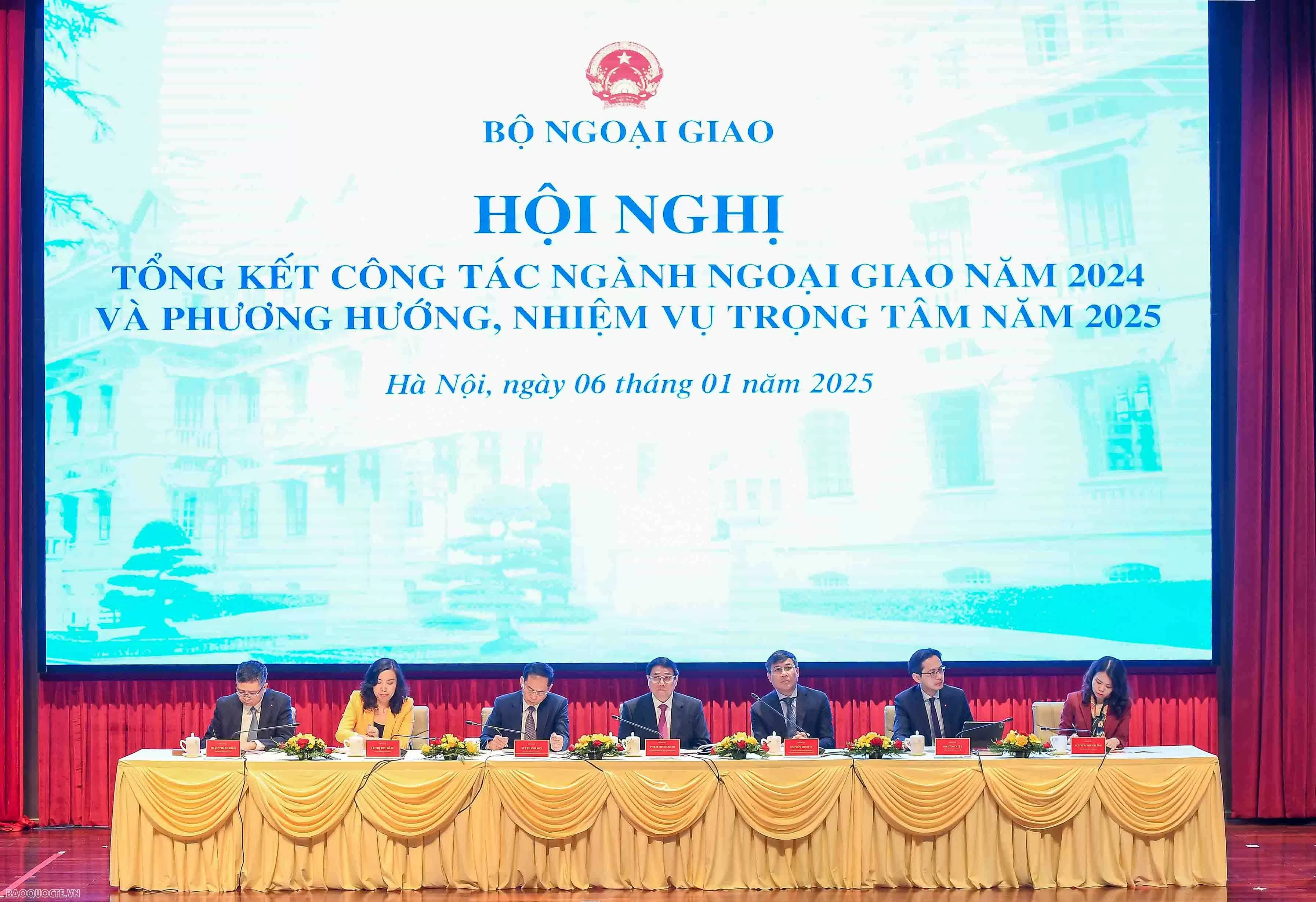 Thủ tướng Phạm Minh Chính, Phó Thủ tướng, Bộ trưởng Ngoại giao Bùi Thanh Sơn và các Thứ trưởng Ngoại giao điều hành phiên tham luận Hội nghị. (Ảnh: Nguyễn Hồng)