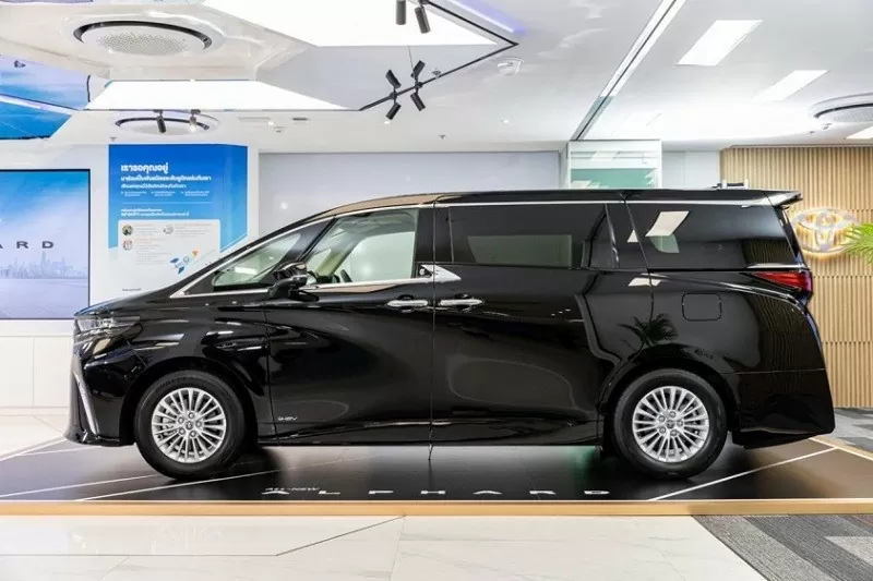 Toyota Alphard tăng giá bán 140 triệu đồng tại Việt Nam