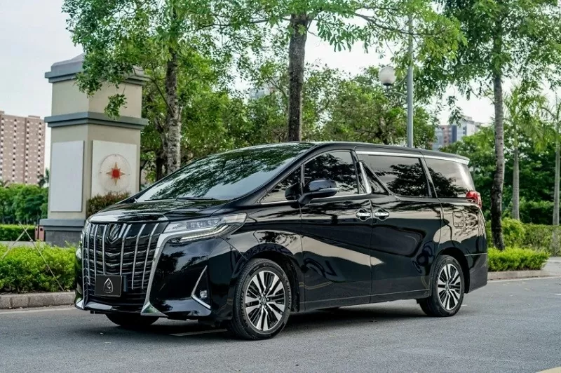 Toyota Alphard tăng giá bán 140 triệu đồng tại Việt Nam