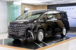 Toyota Alphard tăng giá bán 140 triệu đồng tại Việt Nam