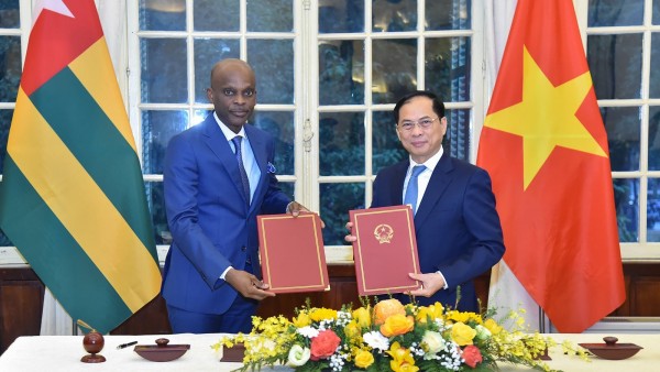 Vietnam, Togo Foreign Ministers hold talks to develop relations in effective, substantive manner