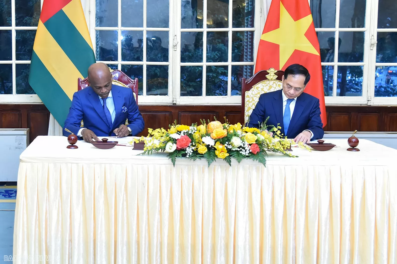 Vietnam, Togo Foreign Ministers hold talks to develop relations in effective, substantive manner