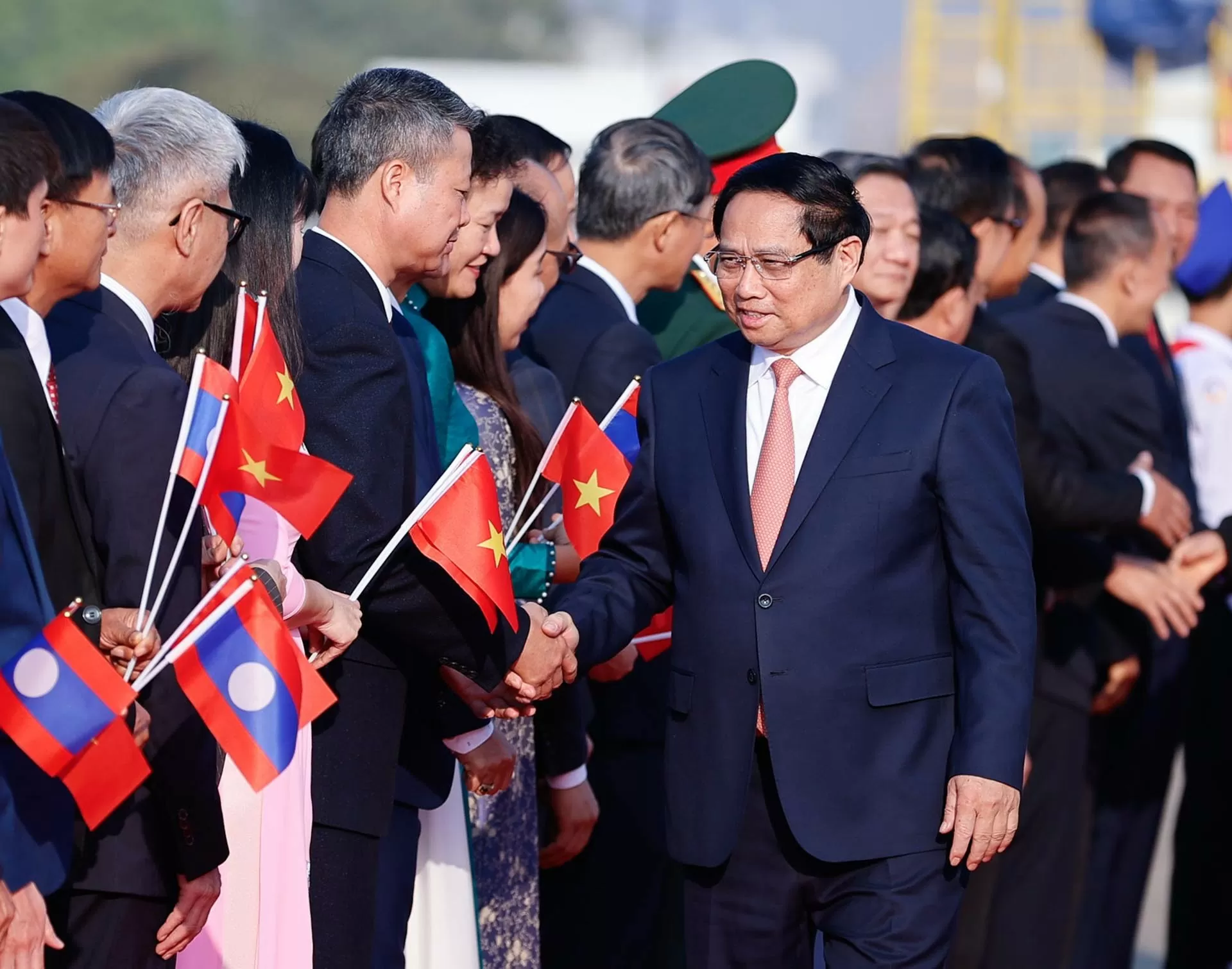 Prime Minister Pham Minh Chinh arrives in Vientiane, starting Laos visit