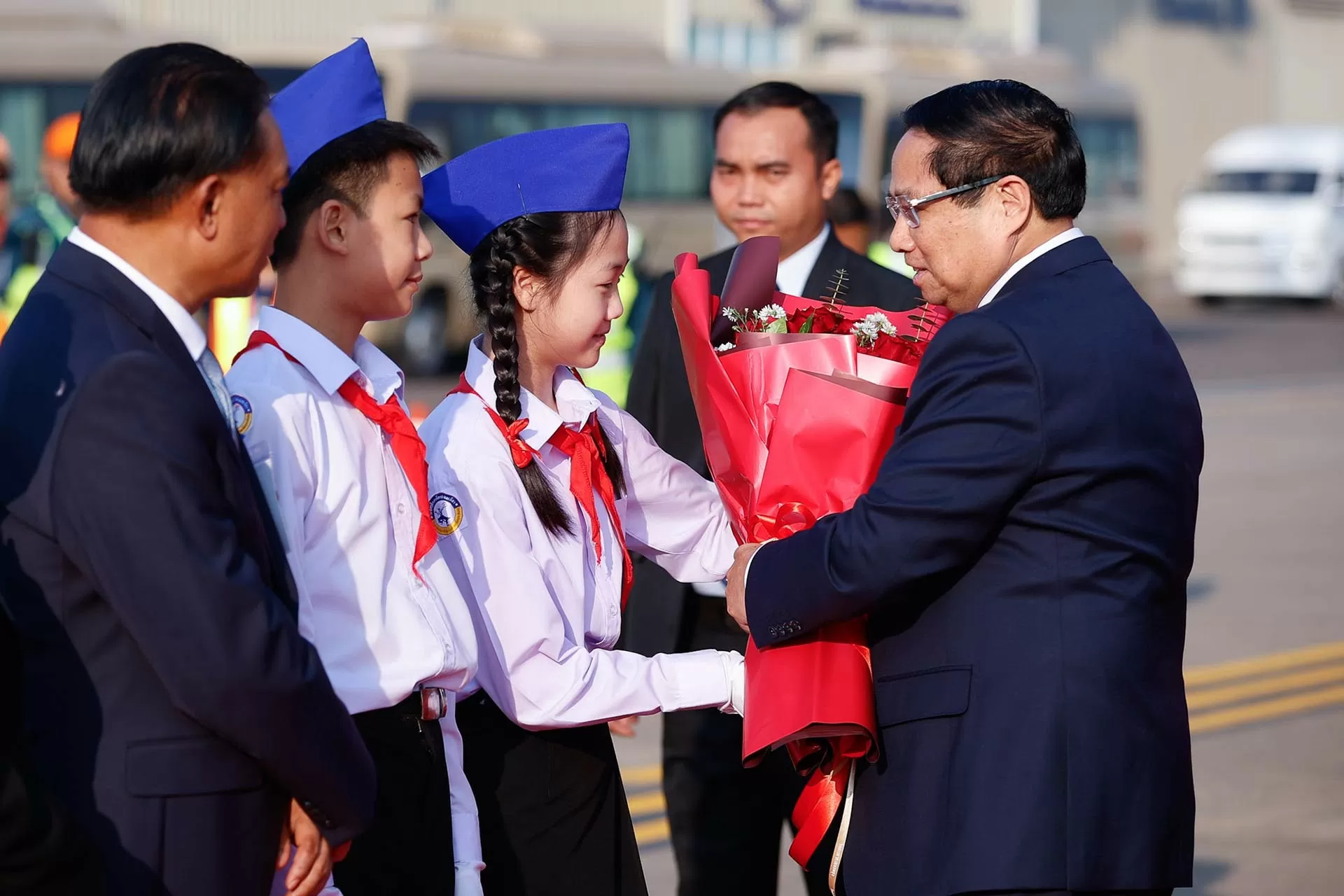 Thủ tướng Chính phủ Phạm Minh Chính tới Vientiane, bắt đầu thăm Lào