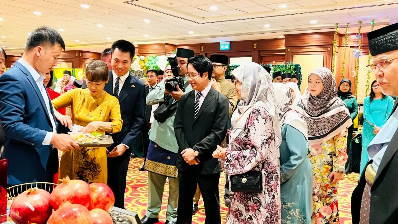 Công chúa Hajah Masna, em gái Quốc vương Brunei Hassanal Bolkiah, nghe giới   thiệu về món bún chả Việt Nam tại sự kiện mừng Năm Mới Brunei (tháng 5/2024)