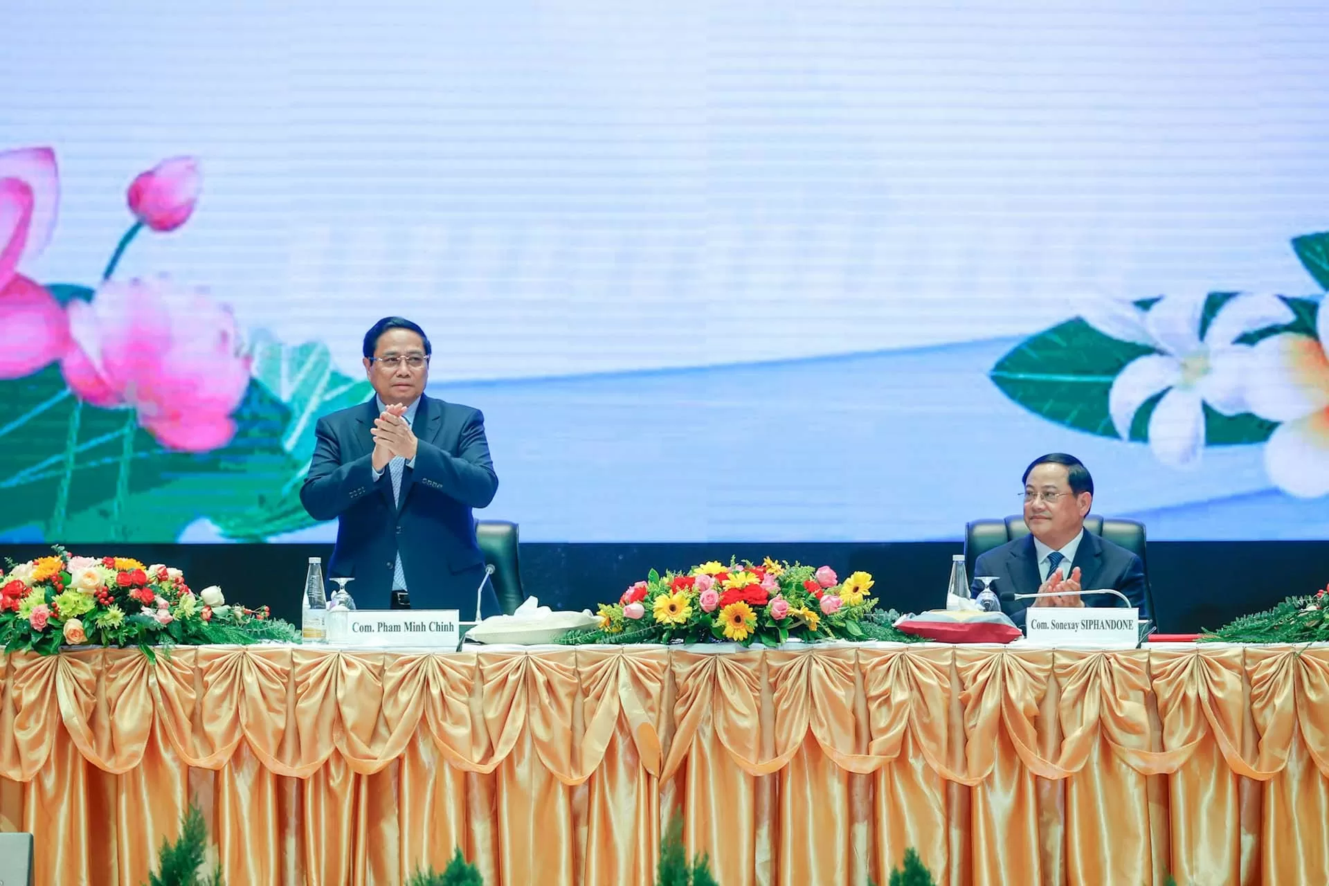 Vietnam, Laos Prime Ministers co-chair investment cooperation conference in Vientiane