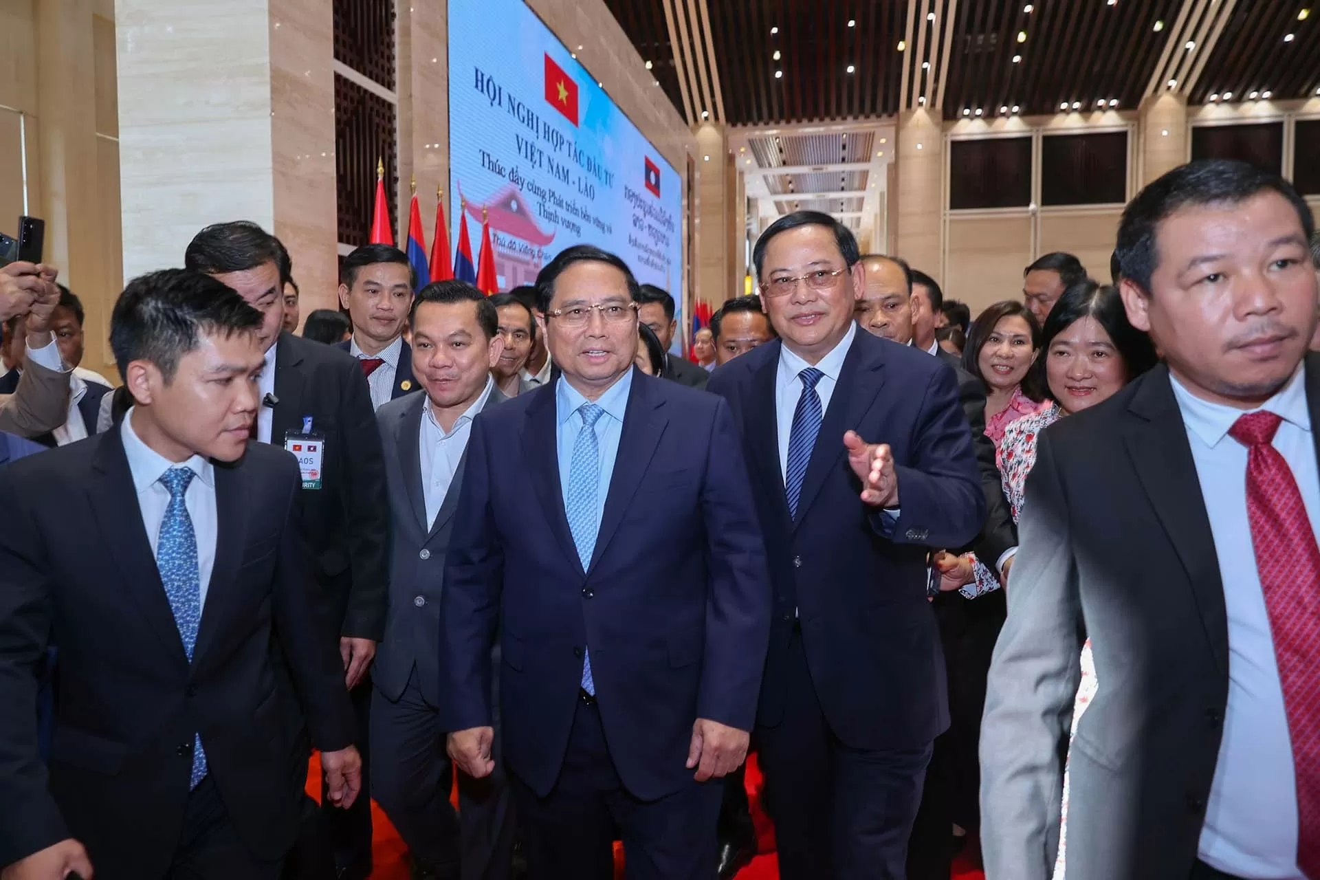 Vietnam, Laos Prime Ministers co-chair investment cooperation conference in Vientiane