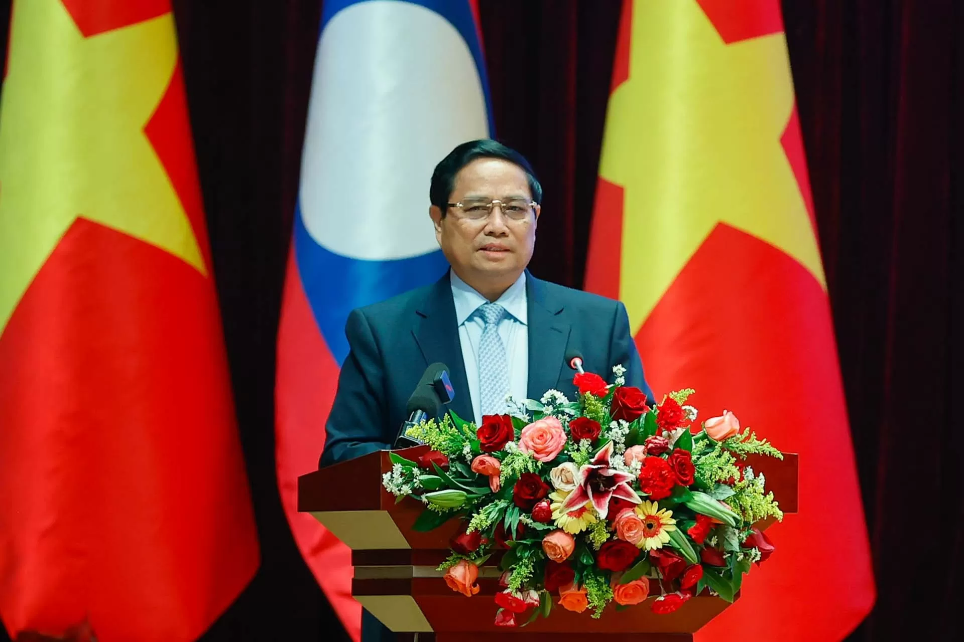 Vietnam, Laos Prime Ministers co-chair investment cooperation conference in Vientiane