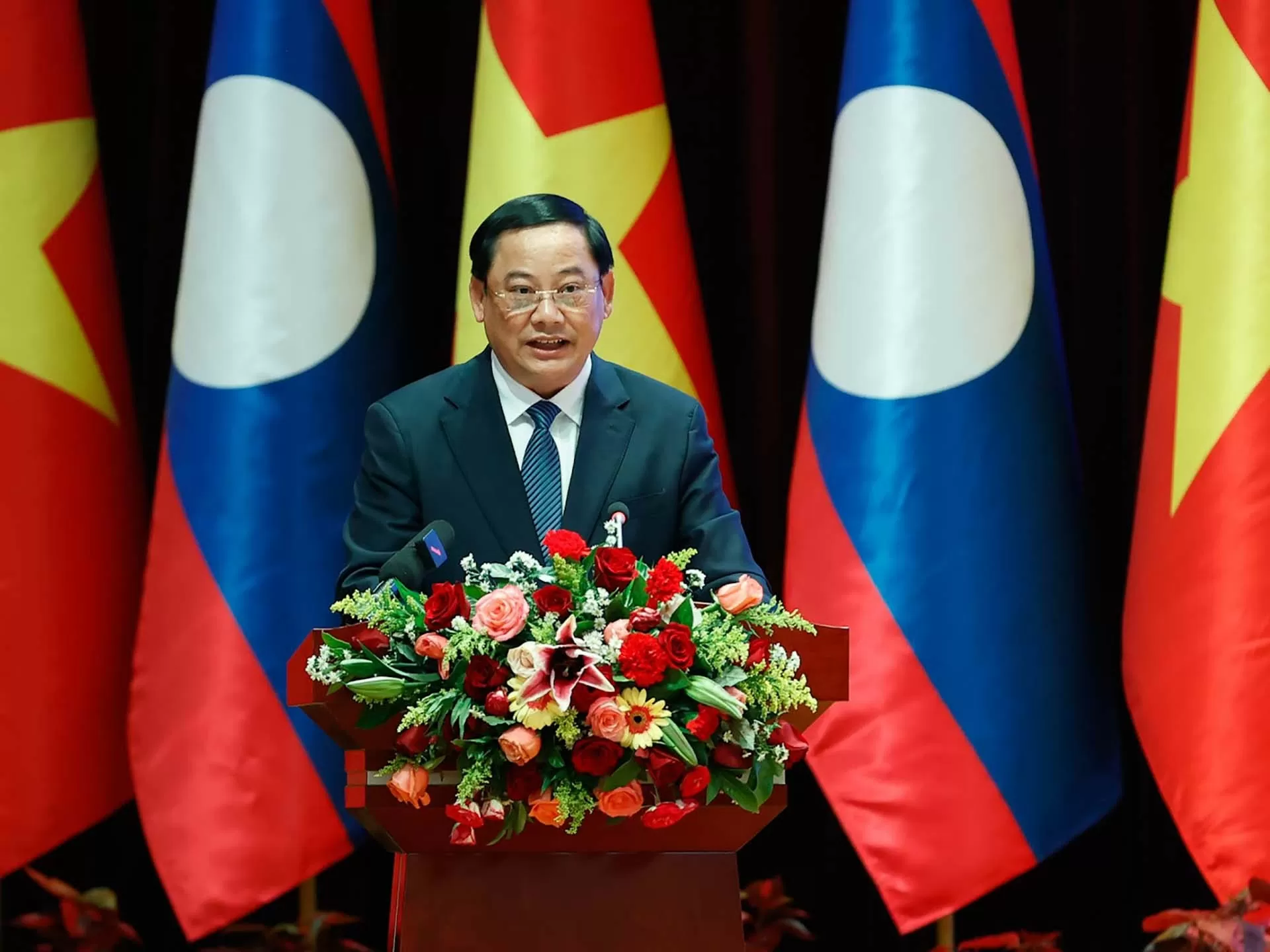 Vietnam, Laos Prime Ministers co-chair investment cooperation conference in Vientiane