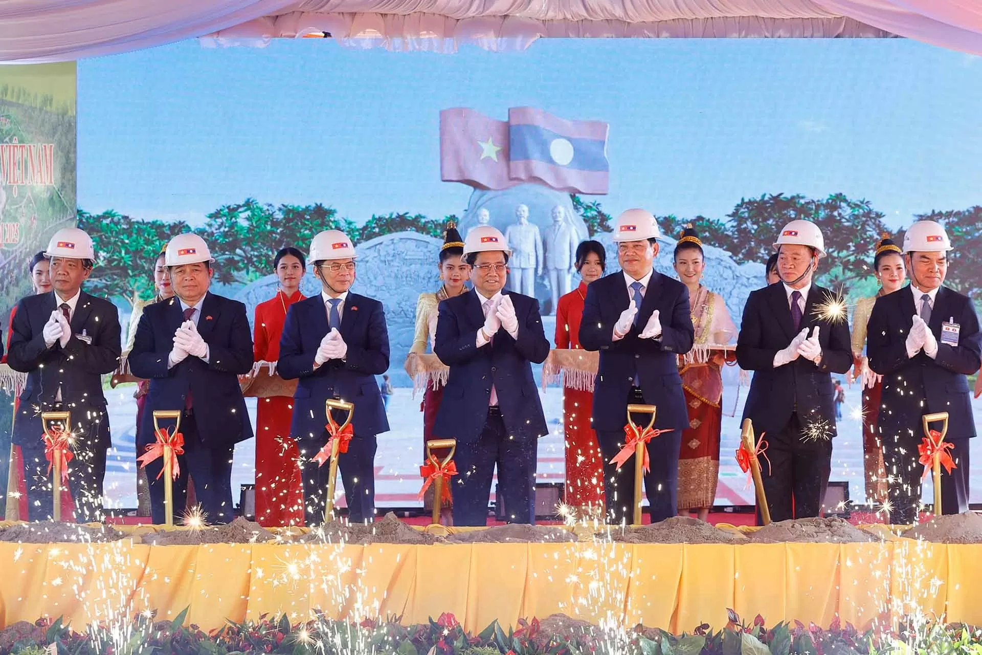 Vietnam, Laos Prime Ministers Pham Minh Chinh mark start of work on Friendship Park