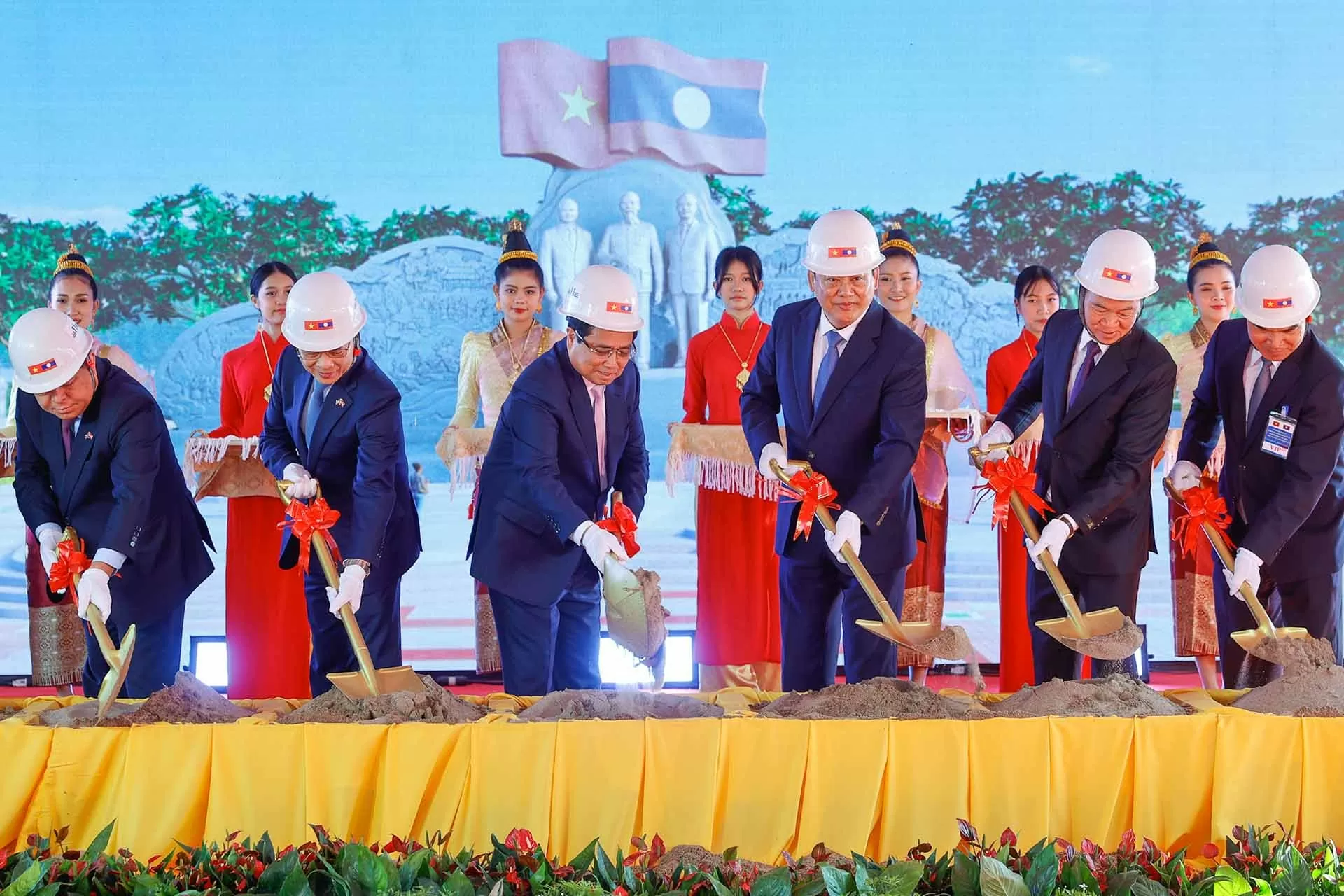 Vietnam, Laos Prime Ministers Pham Minh Chinh mark start of work on Friendship Park