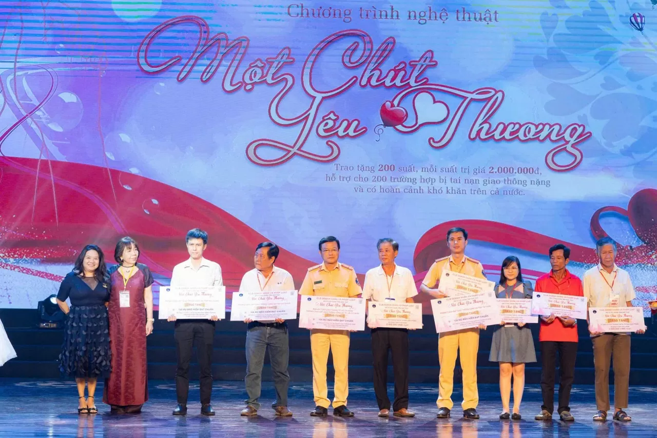 Trao yêu thương tới nạn nhân bị tai nạn giao thông nặng có hoàn cảnh khó khăn Trao yêu thương tới nạn nhân bị tai nạn giao thông nặng có hoàn cảnh khó khăn