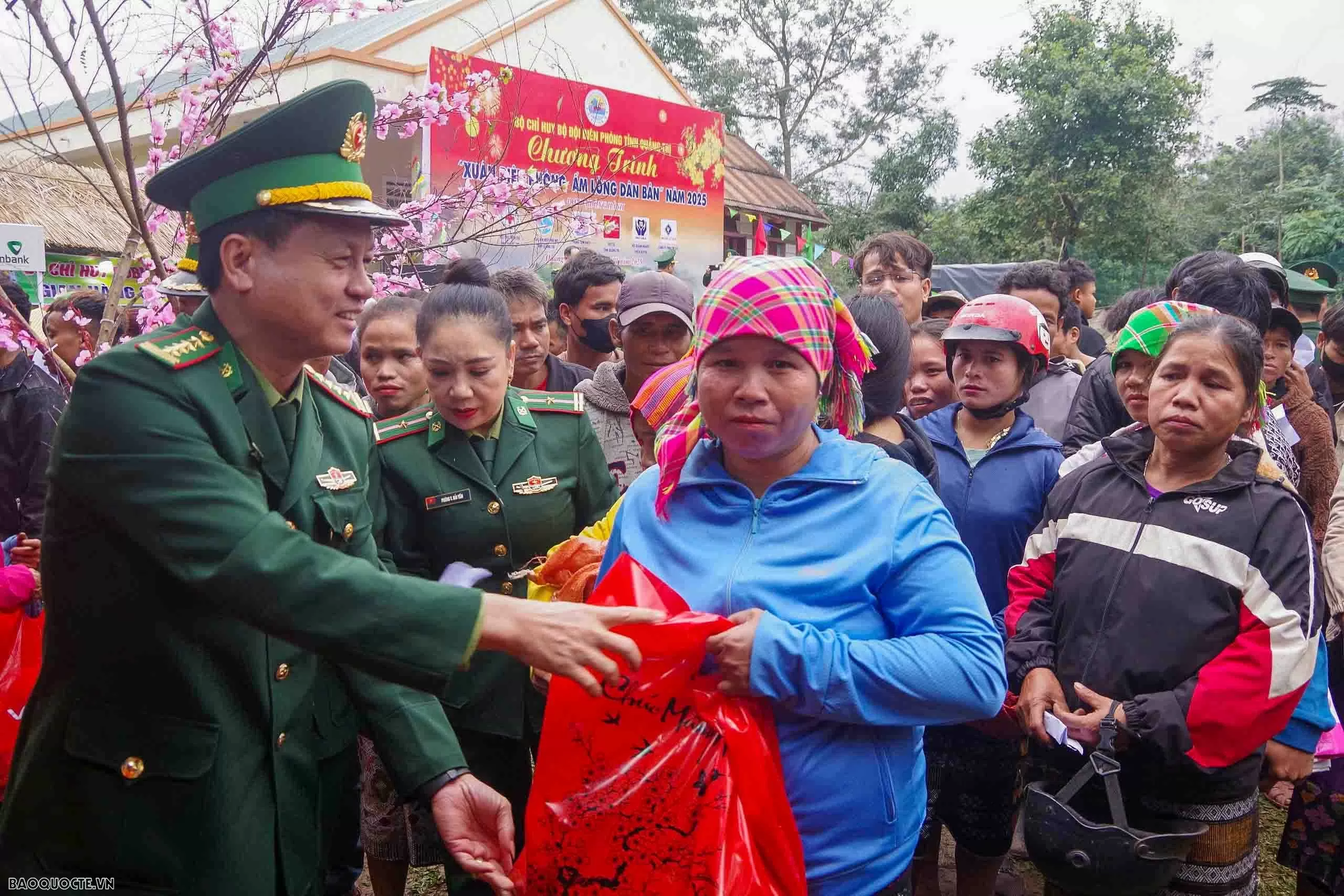 Quảng Trị: Mang xuân đến bà con nơi biên giới