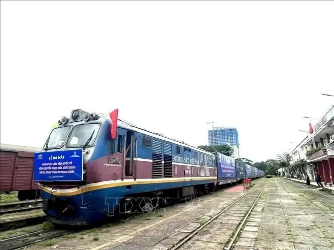 A China-Vietnam cross-border train departs from Song Than station in the southern province of Binh Duong. (Photo: VNA)