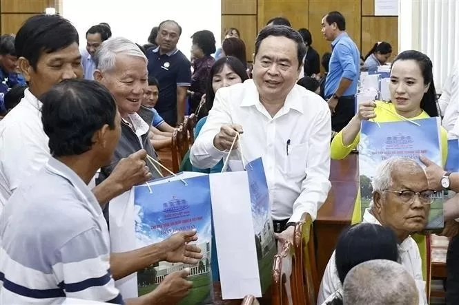 NA) Chairman Tran Thanh Man presents gifts to families of revolutionary contributors in Tra Vinh province on January 11. (Photo: VNA)