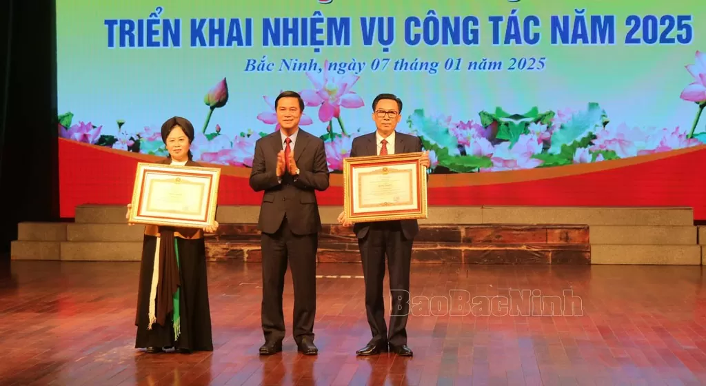 Thừa ủy quyền, Phó Chủ tịch UBND tỉnh Lê Xuân Lợi trao Bằng khen của Thủ tướng Chính phủ cho 2 cá nhân đạt thành tích xuất sắc.