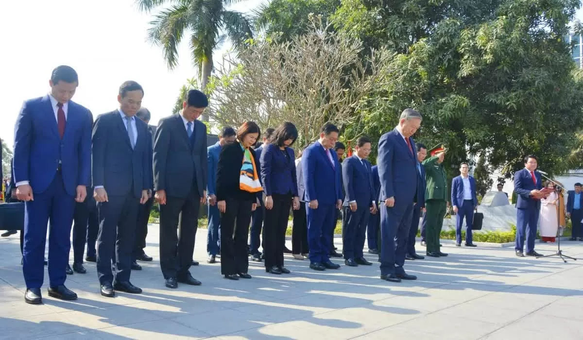 Tổng Bí thư Tô Lâm cùng lãnh đạo Đảng, Nhà nước và lãnh đạo tỉnh Bắc Ninh tưởng niệm Tổng Bí thư Nguyễn Văn Cừ. (Nguồn: VOV)
