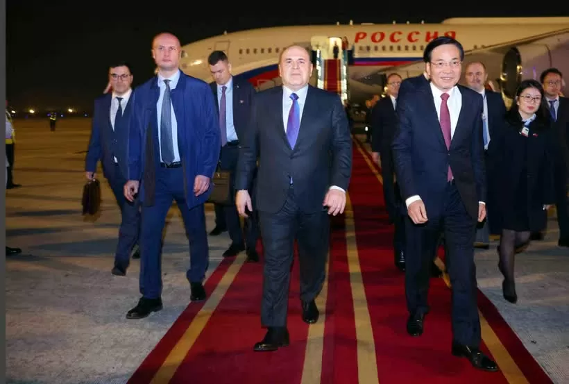 Russian Prime Minister Mikhail Vladimirovich Mishustin (C) arrives in Hanoi in the early morning of January 14, beginning his two-day official visit to Vietnam at the invitation of Prime Minister Pham Minh Chinh. (Source: VNA)