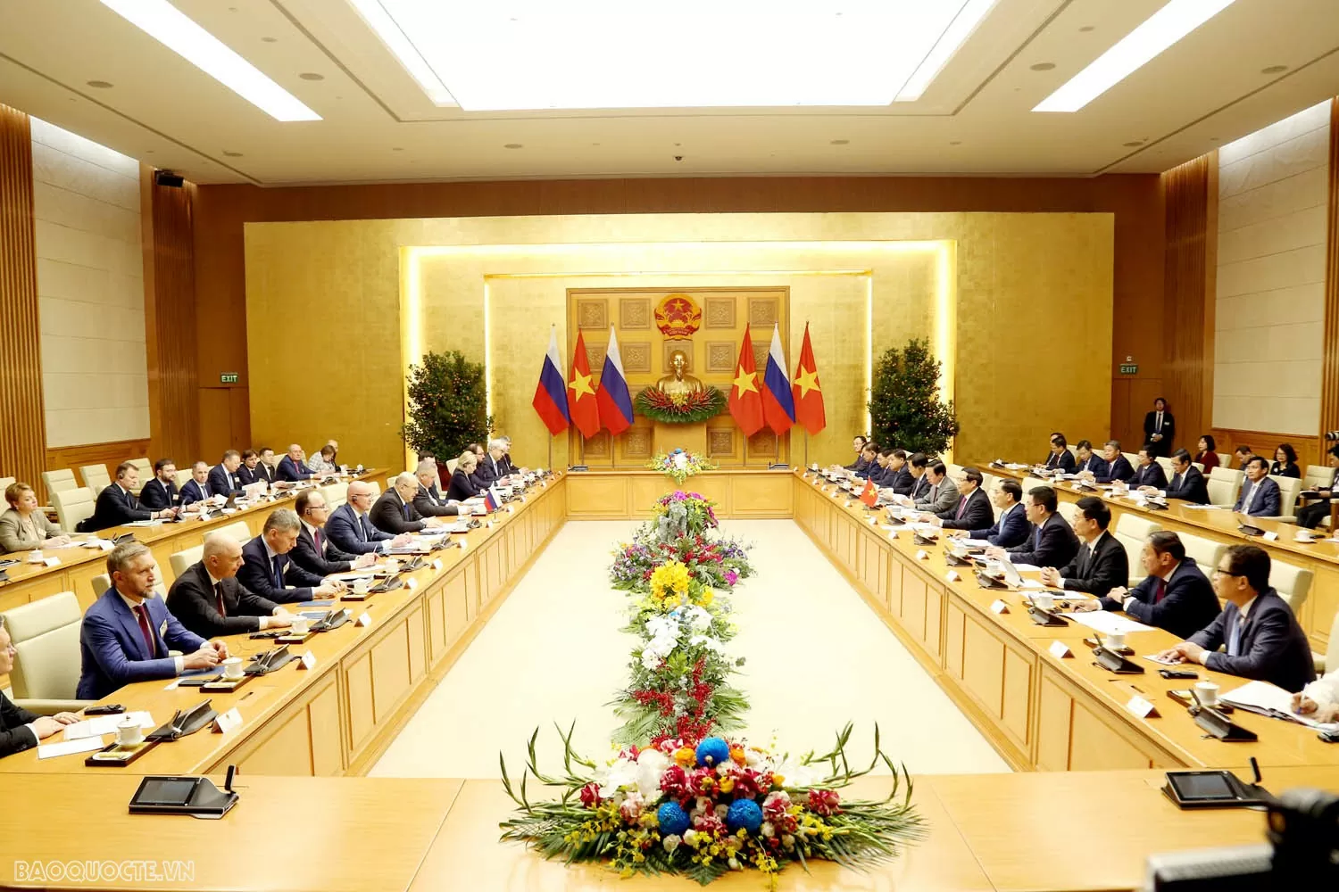 Vietnamese, Russian Prime Ministers hold talks, agree on major orientations for bilateral ties