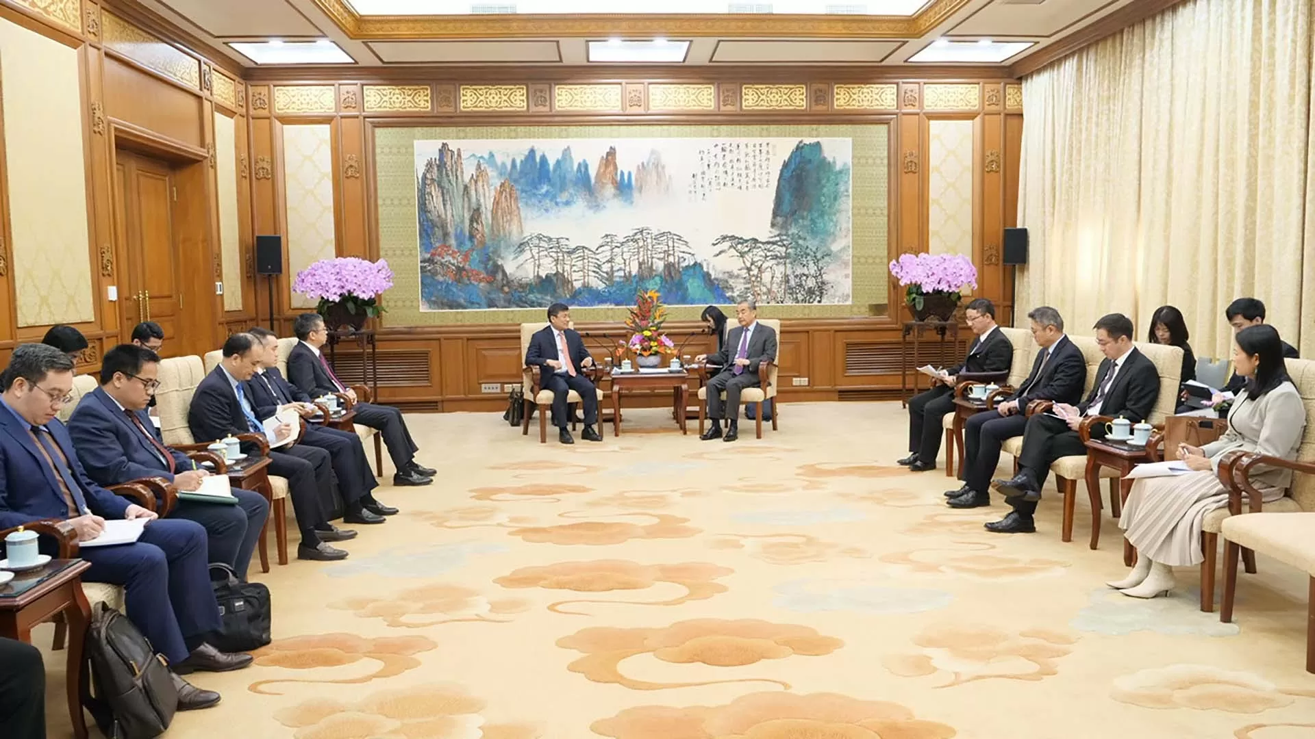 Chinese FM Wang Yi receives Standing Deputy Minister Nguyen Minh Vu, affirming bilateral ties