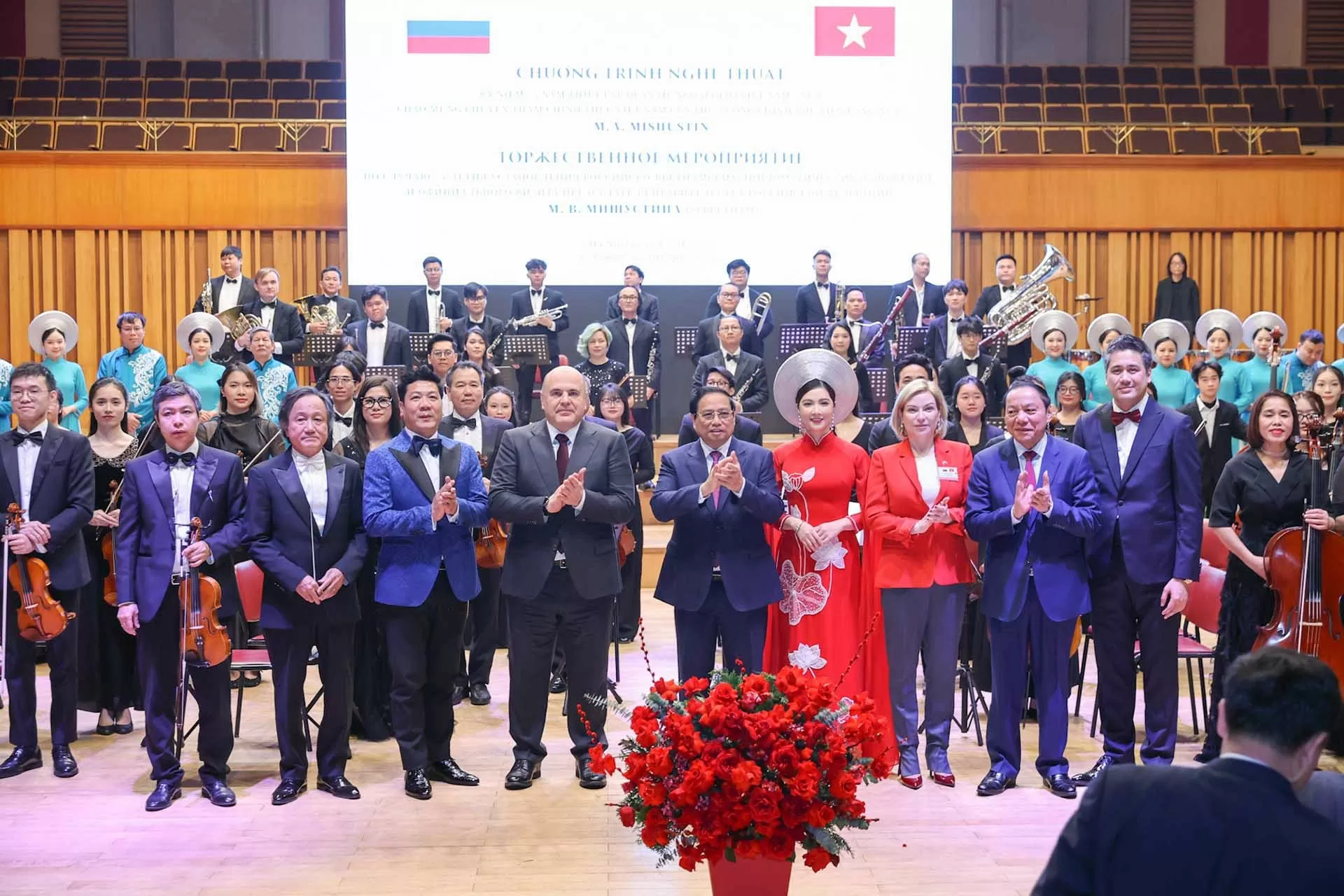 Vietnam, Russia Prime Ministers attend art programme celebrating diplomatic ties