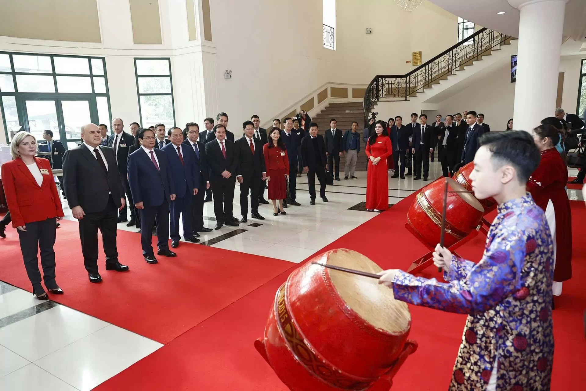 Vietnam, Russia Prime Ministers attend art programme celebrating diplomatic ties