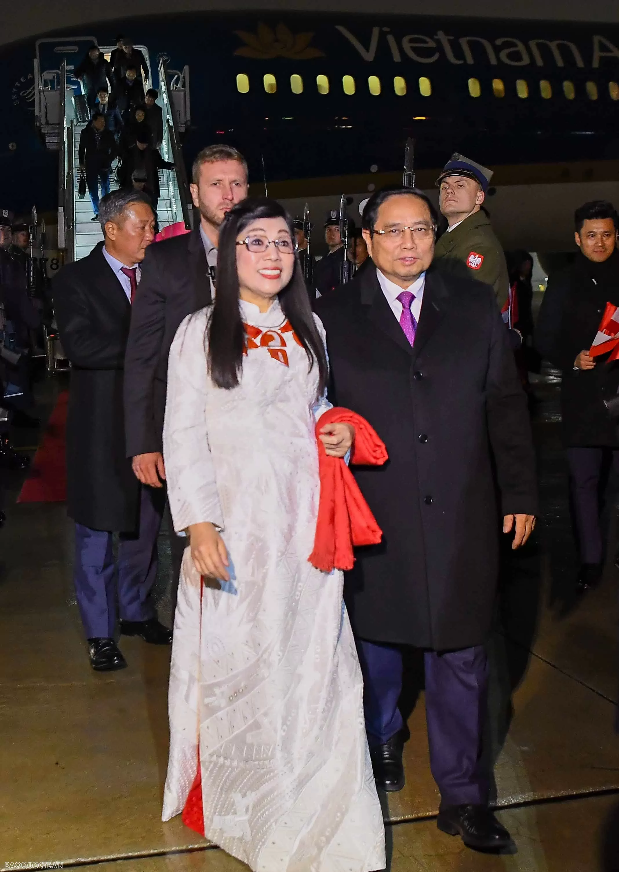 Thủ tướng Phạm Minh Chính và Phu nhân đến Warsaw, bắt đầu chuyến thăm chính thức Ba Lan