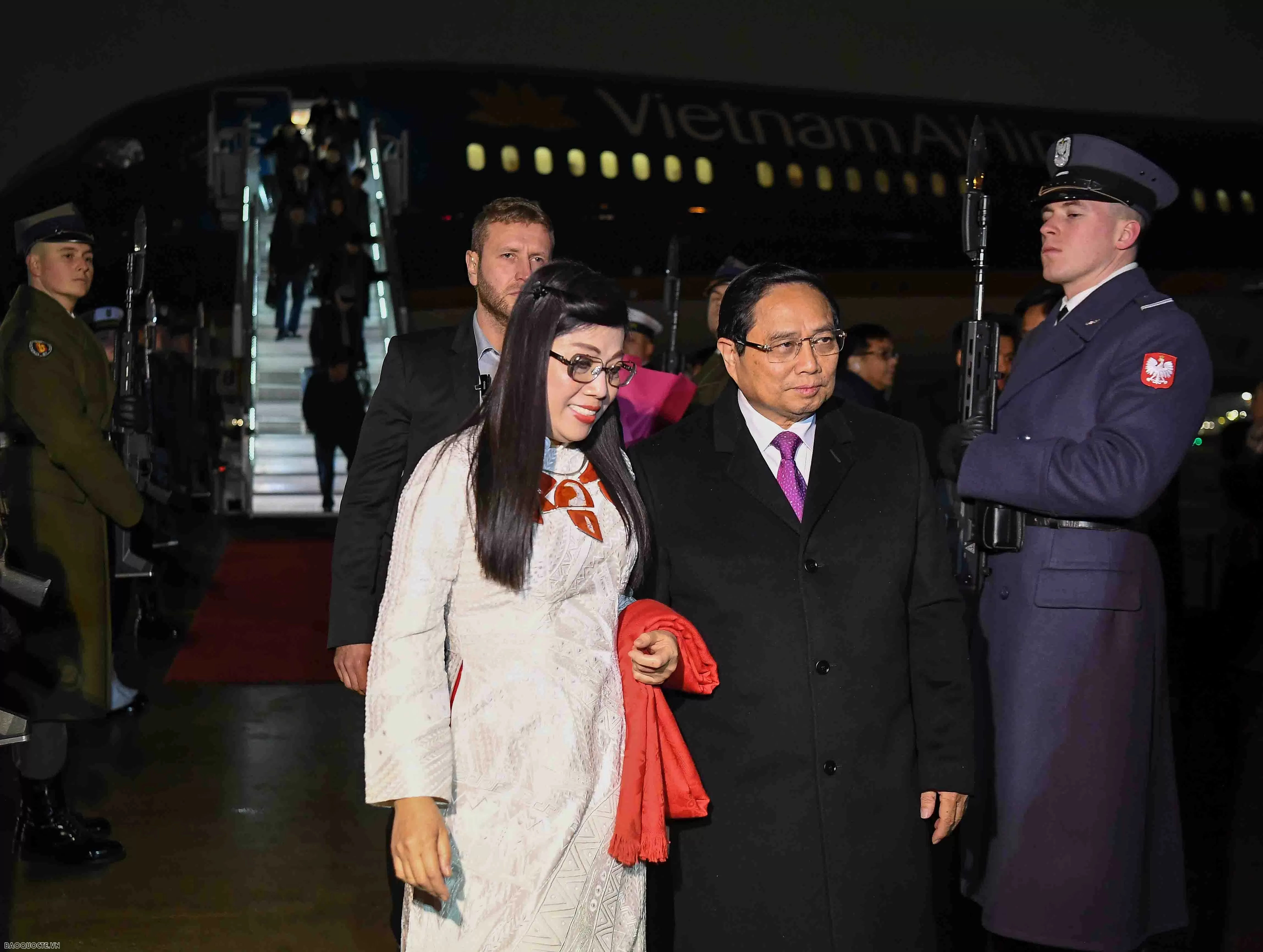 Thủ tướng Phạm Minh Chính và Phu nhân đến Warsaw, bắt đầu chuyến thăm chính thức Ba Lan