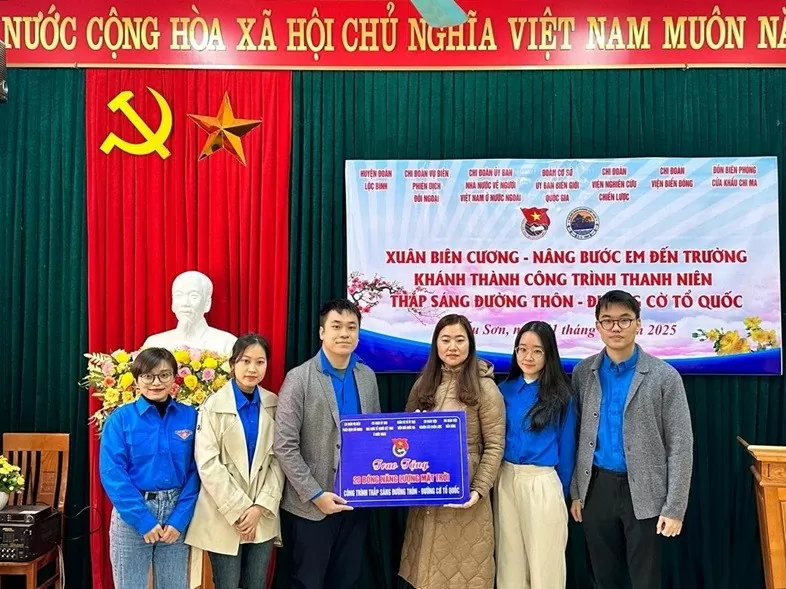 Thanh niên Ngoại giao mang 'Xuân biên cương - nâng bước em đến trường' đến với đồng bào biên giời phía Bắc
