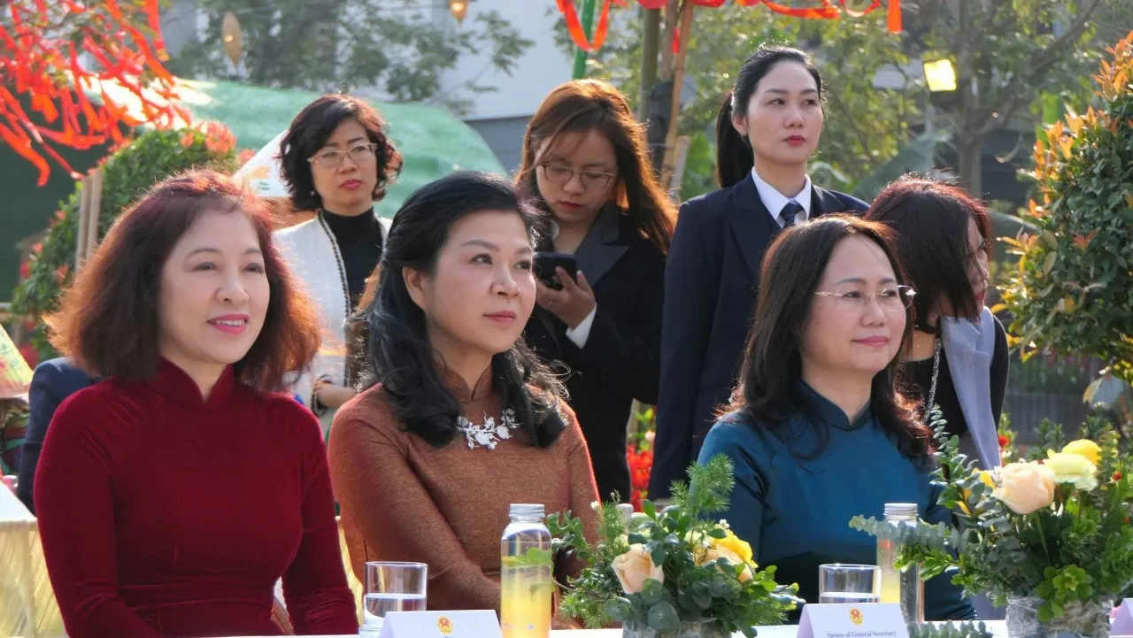 General Secretary’s Spouse, foreign female Ambassadors wrap ‘banh chung’ for Vietnamese Lunar New Year Tet