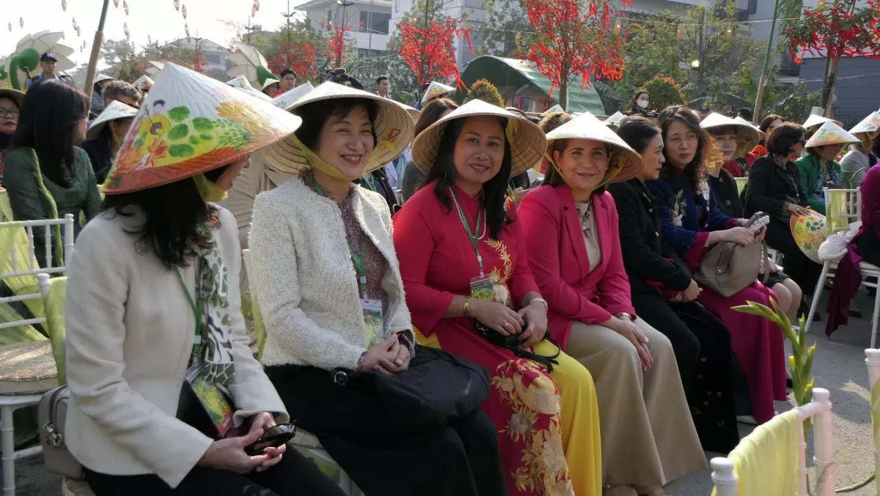 General Secretary’s Spouse, foreign female Ambassadors wrap ‘banh chung’