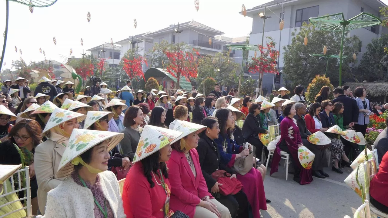 General Secretary’s Spouse, foreign female Ambassadors wrap ‘banh chung’ for Vietnamese Lunar New Year Tet