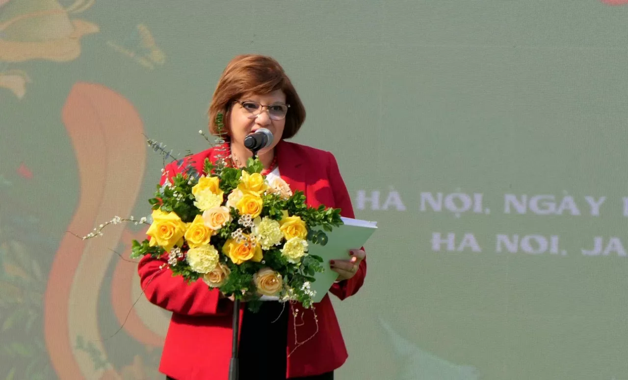 General Secretary’s Spouse, foreign female Ambassadors wrap ‘banh chung’ for Vietnamese Lunar New Year Tet