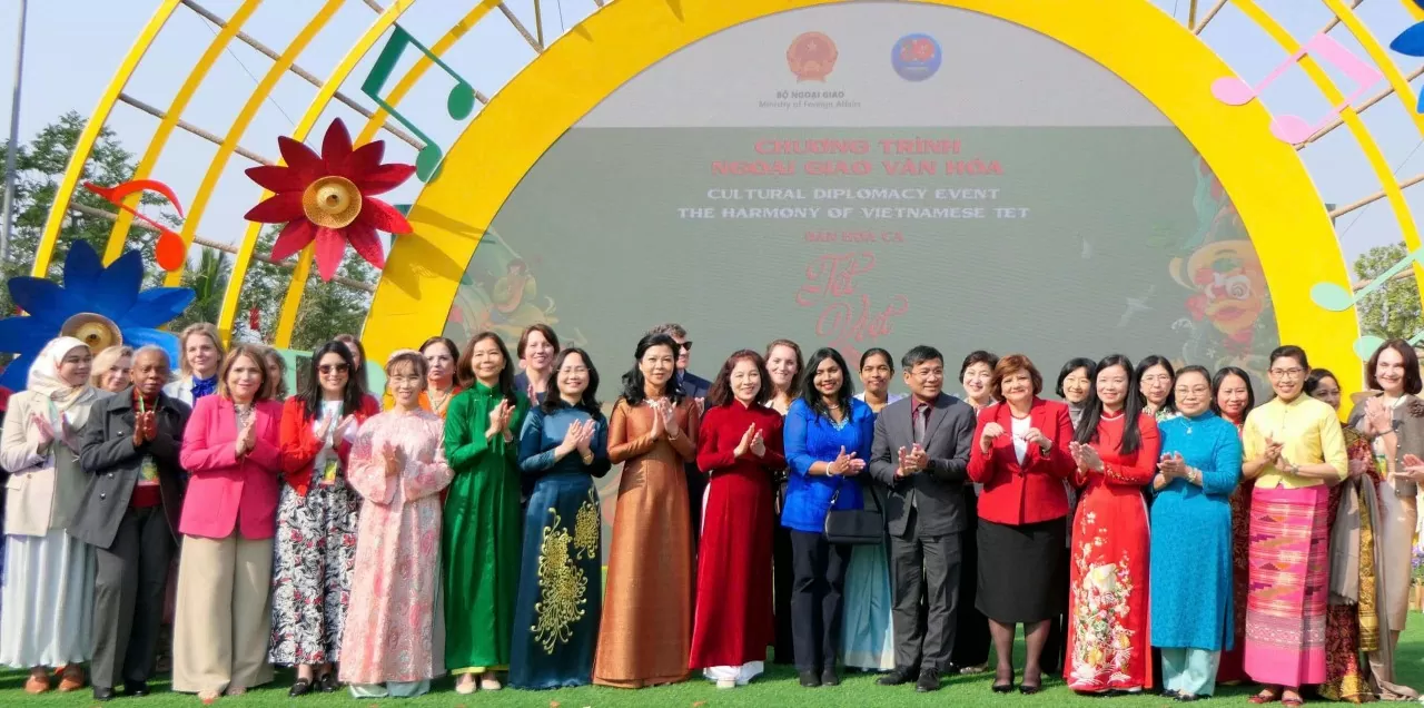 General Secretary’s Spouse, foreign female Ambassadors wrap ‘banh chung’