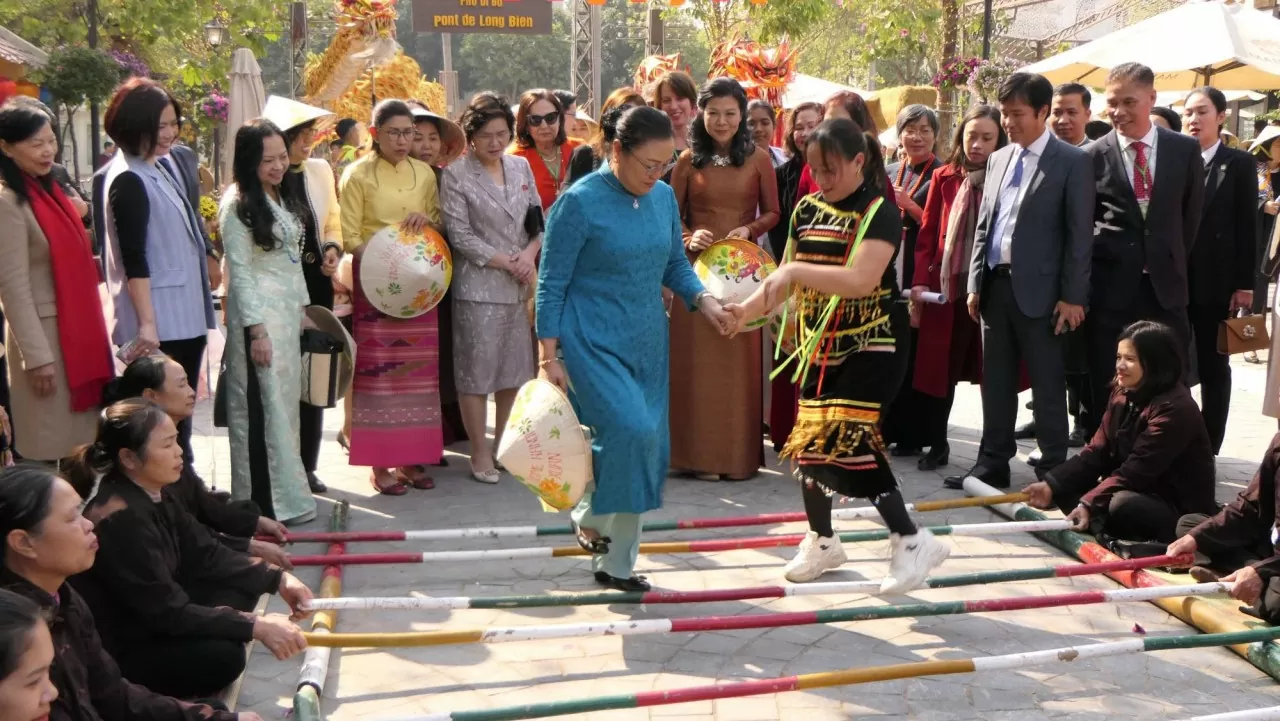 General Secretary’s Spouse, foreign female Ambassadors wrap ‘banh chung’