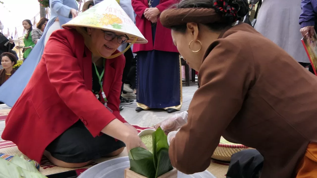 General Secretary’s Spouse, foreign female Ambassadors wrap ‘banh chung’