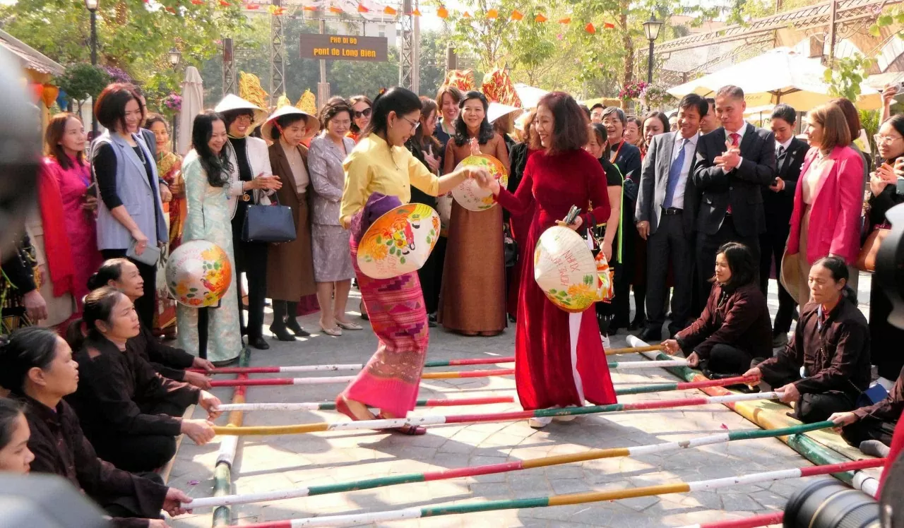 General Secretary’s Spouse, foreign female Ambassadors wrap ‘banh chung’ General Secretary’s Spouse, foreign female Ambassadors wrap ‘banh chung’
