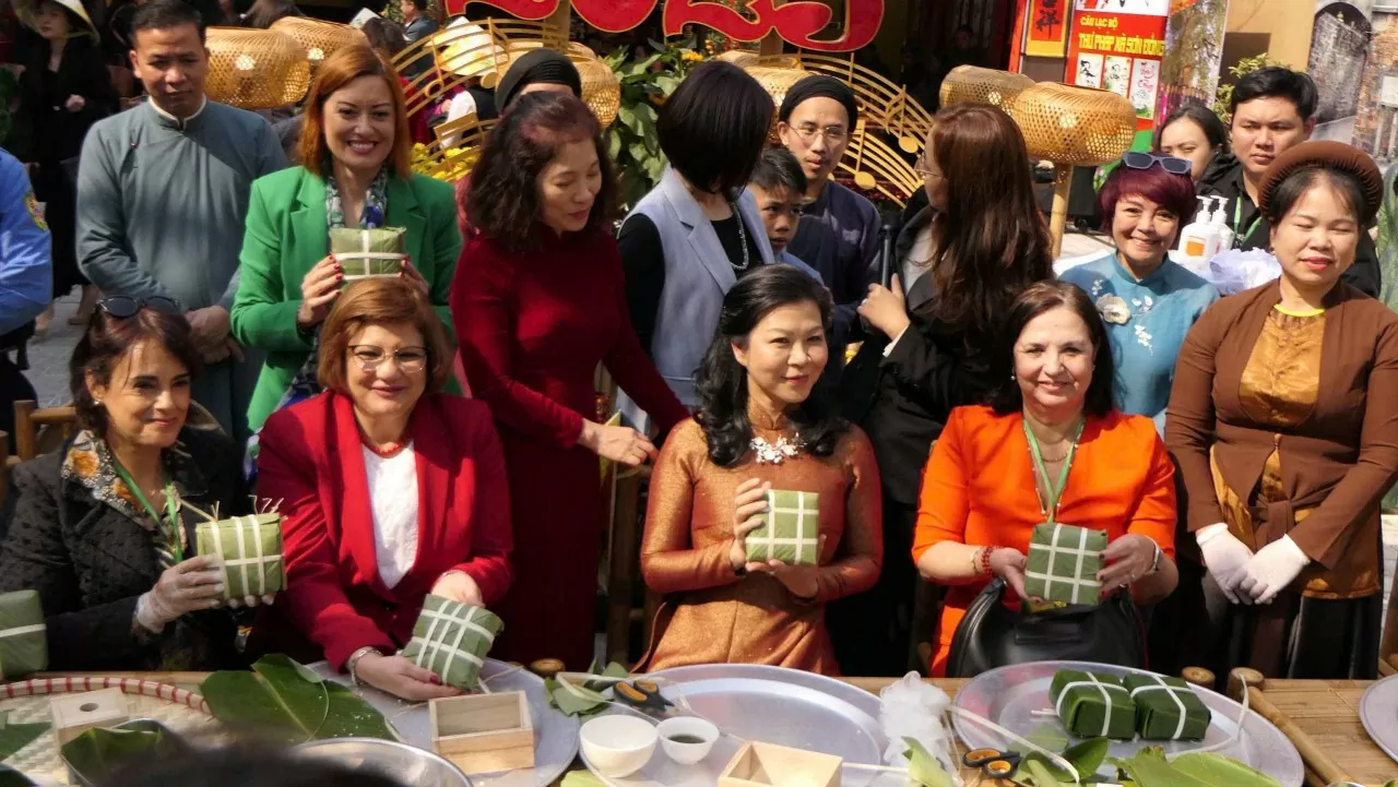 General Secretary’s Spouse, foreign female Ambassadors wrap ‘banh chung’