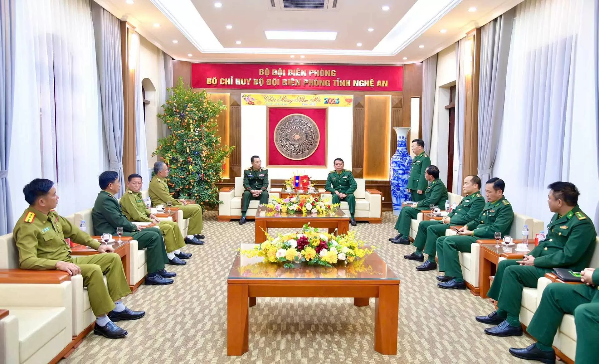 Lực lượng vũ trang tỉnh Xiengkhuang, Lào tặng quà, chúc Tết Ất Tỵ 2025 Bộ đội Biên phòng Nghệ An Lực lượng vũ trang tỉnh Xiengkhuang, Lào tặng quà, chúc Tết Ất Tỵ 2025 Bộ đội Biên phòng Nghệ An
