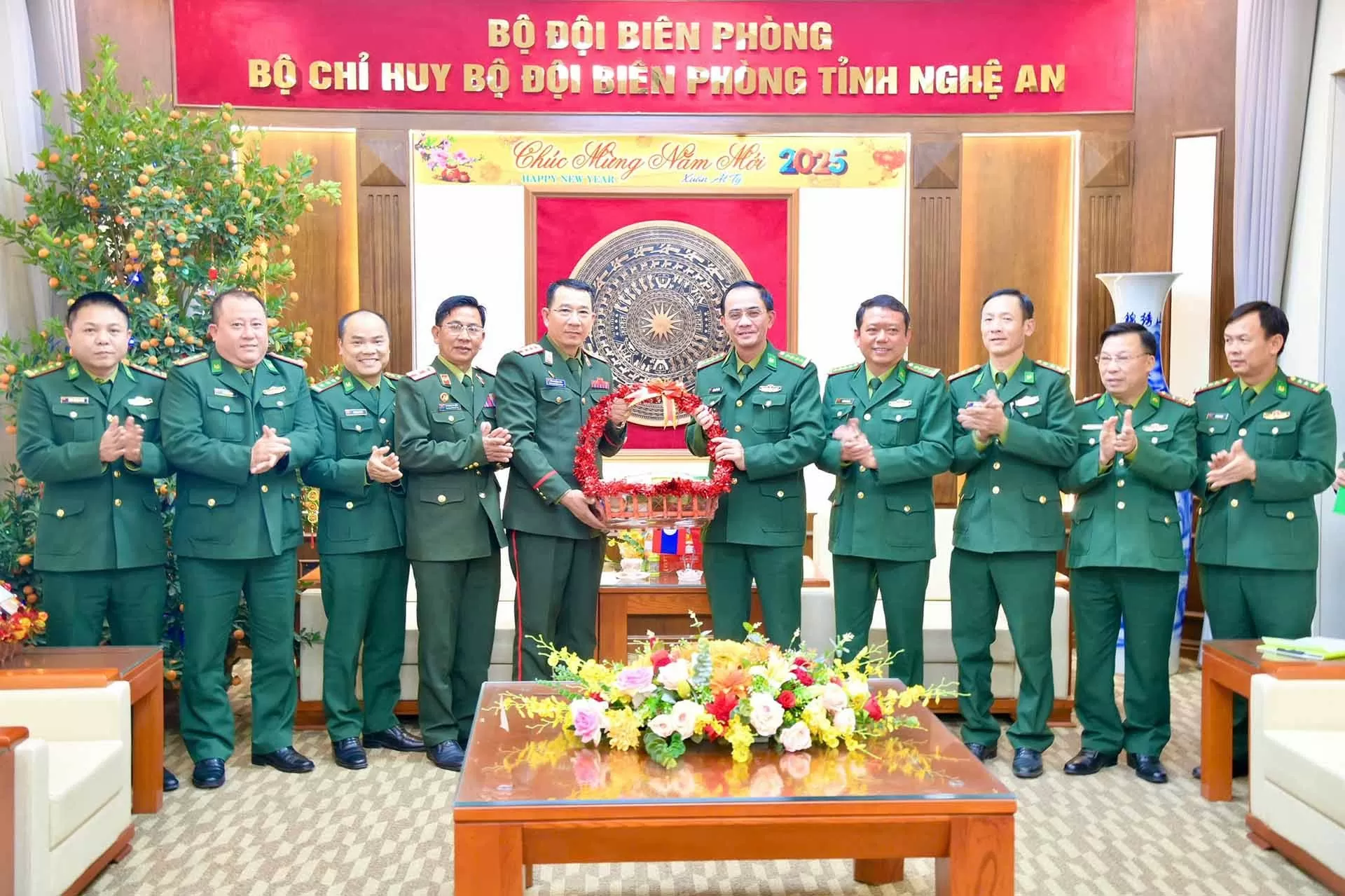 Lực lượng vũ trang tỉnh Xiengkhuang, Lào tặng quà, chúc Tết Ất Tỵ 2025 Bộ đội Biên phòng Nghệ An Lực lượng vũ trang tỉnh Xiengkhuang, Lào tặng quà, chúc Tết Ất Tỵ 2025 Bộ đội Biên phòng Nghệ An