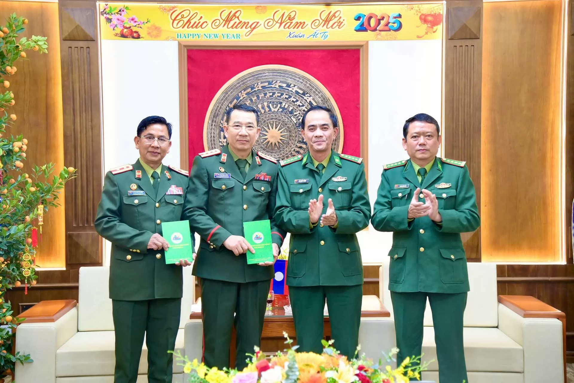 Lực lượng vũ trang tỉnh Xiengkhuang, Lào tặng quà, chúc Tết Ất Tỵ 2025 Bộ đội Biên phòng Nghệ An