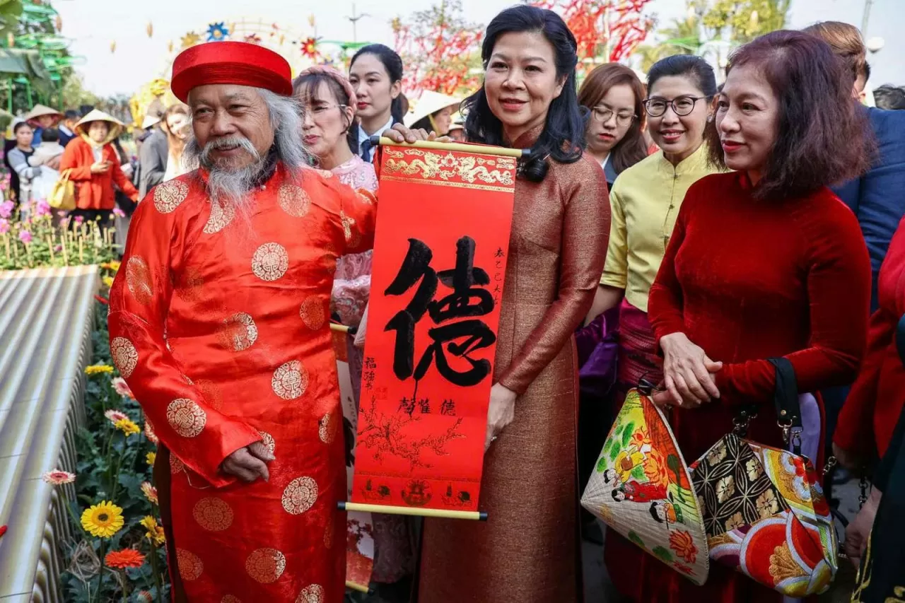 General Secretary’s Spouse, foreign female Ambassadors wrap ‘banh chung’ for Vietnamese Lunar New Year Tet