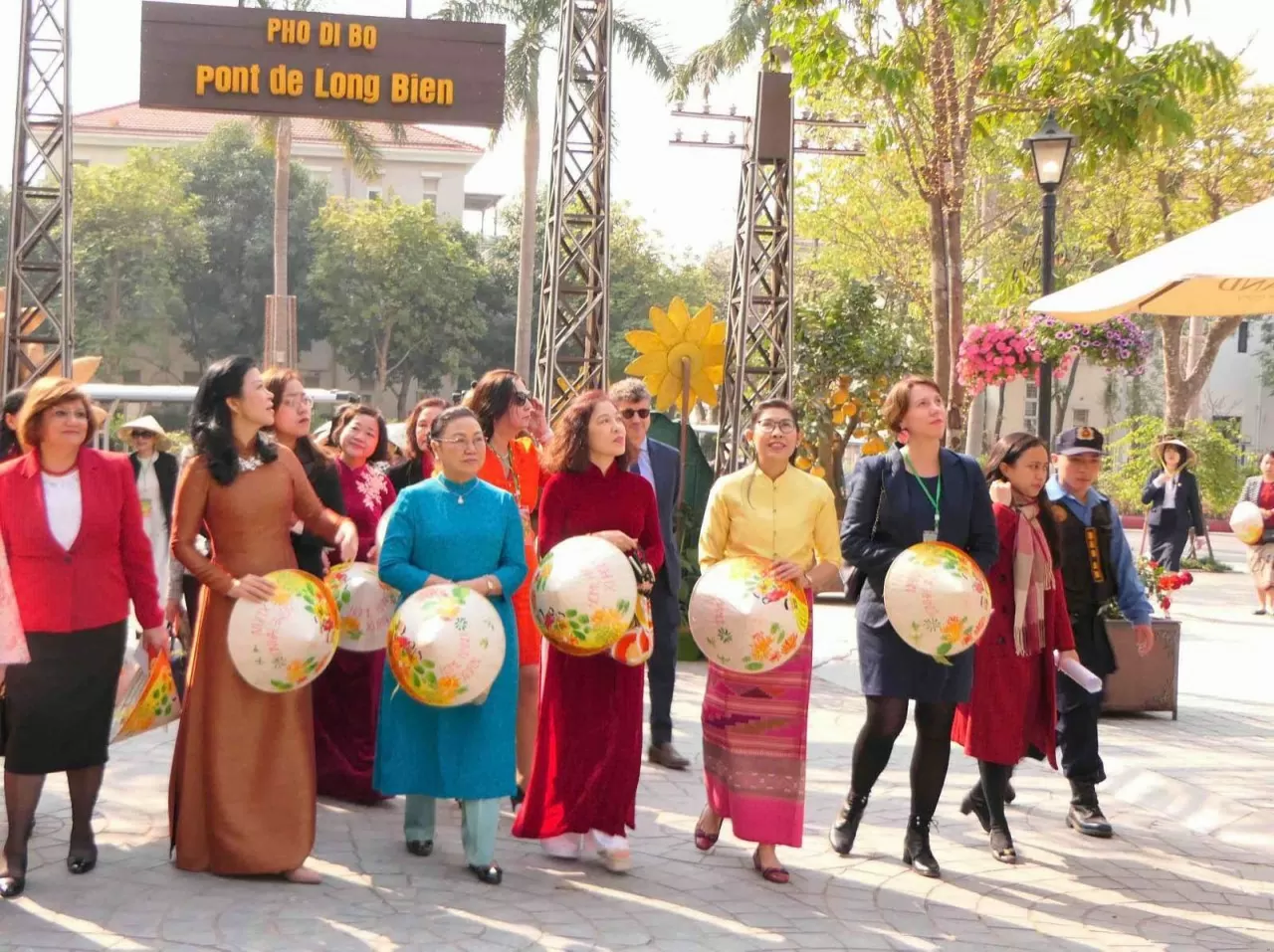 General Secretary’s Spouse, foreign female Ambassadors wrap ‘banh chung’ for Vietnamese Lunar New Year Tet