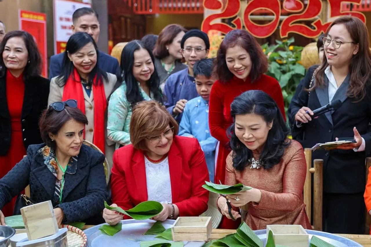 General Secretary’s Spouse, foreign female Ambassadors wrap ‘banh chung’ for Vietnamese Lunar New Year Tet