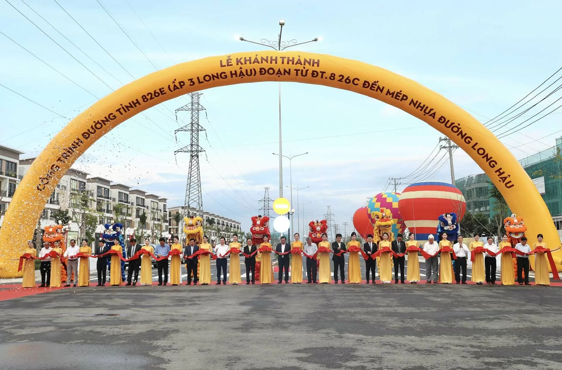 Các đại biểu thực hiện nghi lễ cắt băng khánh thành Đường tỉnh 826E (Ấp 3 Long Hậu) đoạn từ ĐT.826C đến mép nhựa đường Long Hậu. Các đại biểu thực hiện nghi lễ cắt băng khánh thành Đường tỉnh 826E (Ấp 3 Long Hậu) đoạn từ ĐT.826C đến mép nhựa đường Long Hậu.