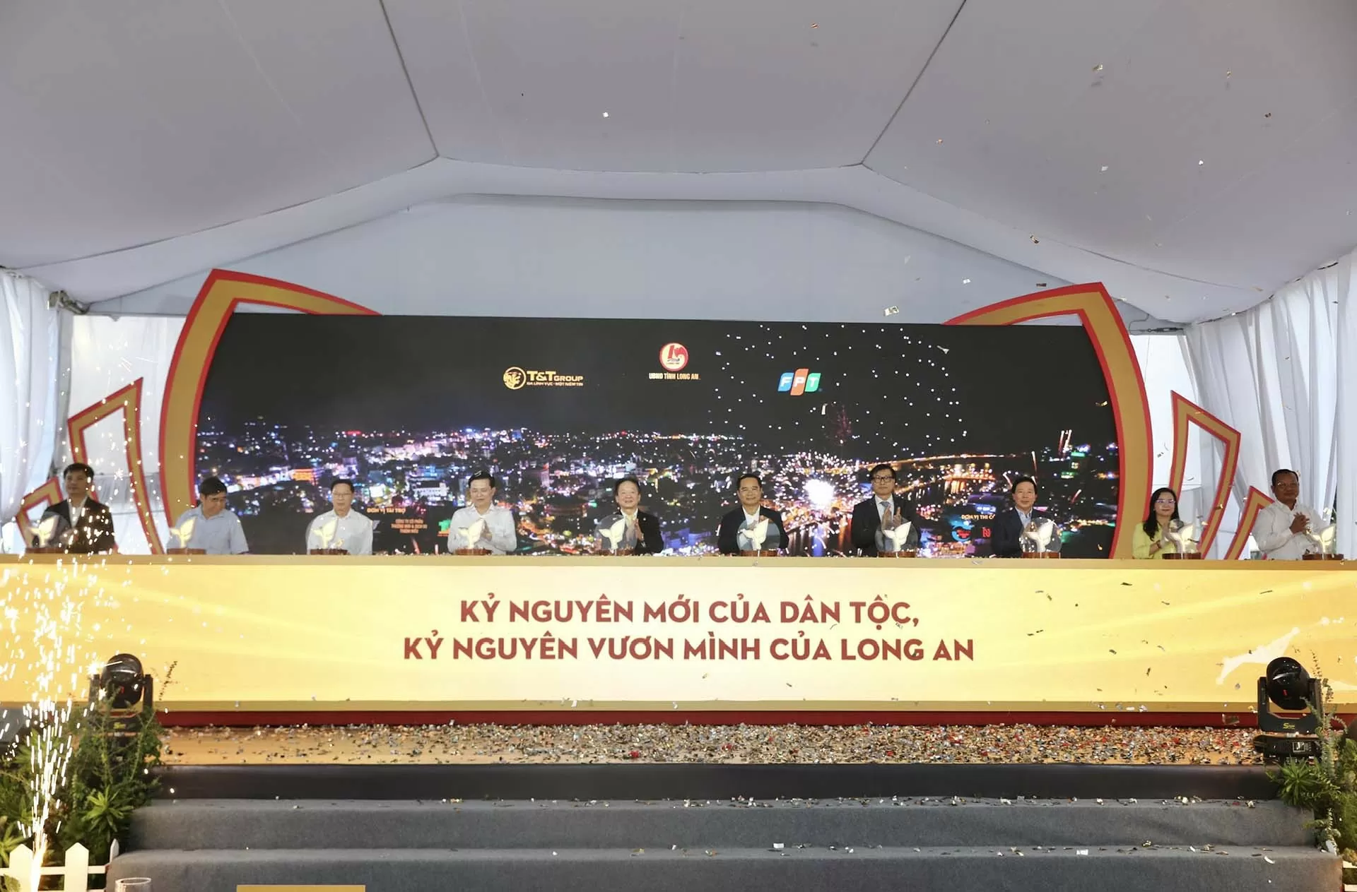 Lãnh đạo tỉnh Long An và đại diện các doanh nghiệp thực hiện nghi thức kết nối, thể hiện sự cam kết, đồng hành và chung tay xây dựng Long An thịnh vượng, bền vững trong tương lai. Lãnh đạo tỉnh Long An và đại diện các doanh nghiệp thực hiện nghi thức kết nối, thể hiện sự cam kết, đồng hành và chung tay xây dựng Long An thịnh vượng, bền vững trong tương lai.