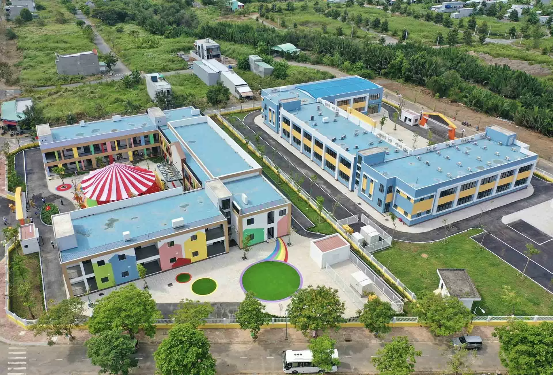Toàn cảnh trường mầm non và tiểu học Khu tái định cư Thái Sơn. Toàn cảnh trường mầm non và tiểu học Khu tái định cư Thái Sơn.